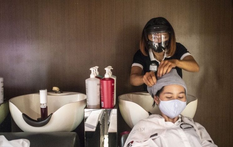 Karyawan melayani pelanggan yang melakukan perawatan rambut di sebuah salon di Jakarta. Foto : Antara/Aprillio Akbar/pras.