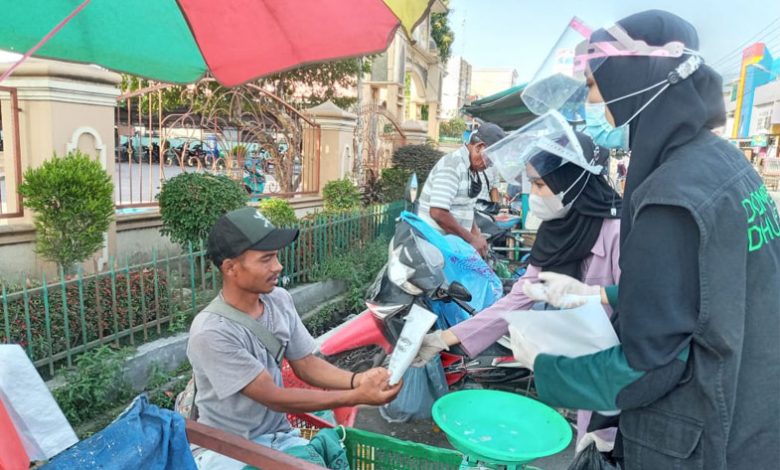 Dompet Dhuafa Waspada Bagikan Masker dan Hand Sanitizer di Pasar
