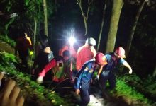 Petugas mengevakuasi jenazah korban kecelakaan bus di Kecamatan Wado, Kabupaten Sumedang, Jawa Barat, Kamis (11/3/2021) dinihari. Foto : Antara/Bagus Ahmad Rizaldi