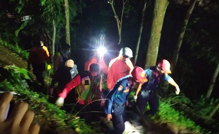 Petugas mengevakuasi jenazah korban kecelakaan bus di Kecamatan Wado, Kabupaten Sumedang, Jawa Barat, Kamis (11/3/2021) dinihari. Foto : Antara/Bagus Ahmad Rizaldi