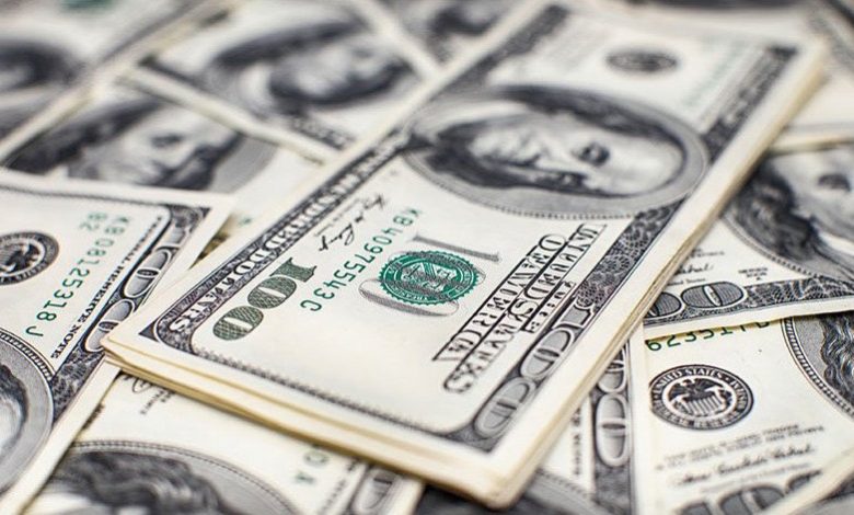 Tumpukan uang seratus dolar. Foto : Antara/Shutterstock/pri.