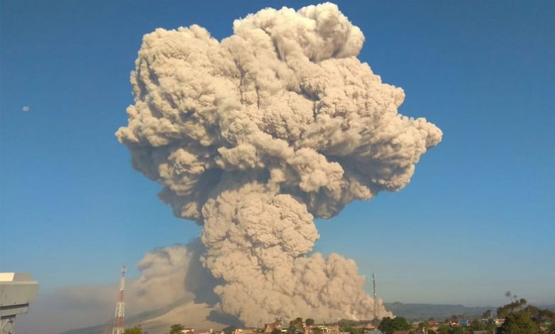 Kembali Erupsi, Gunung Sinabung Luncurkan Awan Panas Sejauh 4.500 Meter