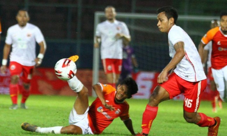 Pesepak bola Persija Jakarta, Osvaldo Ardiles Haay (kanan) berusaha melewati pesepak bola Borneo FC Samarinda, Ahmad Surahman yang terjatuh dalam pertandingan Piala Menpora Grup B di Stadion Kanjuruhan, Malang, Jawa Timur, Sabtu (27/3/2021). Foto : Antara/Ari Bowo Sucipto