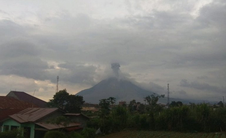 Ketinggian Erupsi Gunung Sinabung Capai 700 Meter