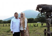 Menteri PPN/Kepala Bappenas Suharso Monoarfa bersama istri berfoto dengan latar Gunung Baluran di Padang Sabana Taman Nasional Baluran Situbondo. Minggu (18/4/2021). Foto : Antara/Novi Husdinariyanto