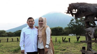 Menteri PPN/Kepala Bappenas Suharso Monoarfa bersama istri berfoto dengan latar Gunung Baluran di Padang Sabana Taman Nasional Baluran Situbondo. Minggu (18/4/2021). Foto : Antara/Novi Husdinariyanto
