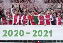 Para pemain Ajax melakukan selebrasi bersama trofi Piala KNVB Beker seusai menjuarai kompetisi musim 2020/21 dengan mengalahkan Vitesse Arnhem dalam partai final di Stadion De Kuip, Rotterdam, Belanda, Minggu (18/4/2021) waktu setempat. Foto : Antara/Reuters/Sipa Usa/Pro Shots