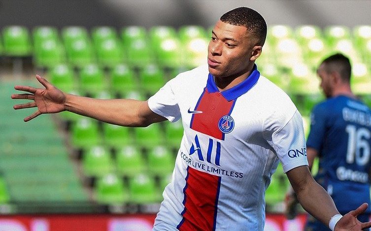 Penyerang Paris Saint-Germain Kylian Mbappe merayakan golnya ke gawang Metz dalam lanjutan Liga Prancis di Stadion Saint-Symphorien, Metz, Prancis, Sabtu (24/4/2021). Foto : Antara/AFP/Jean-Christophe Verhaegen