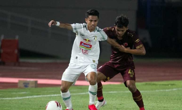 Pemain PSS Sleman nomor punggung 27, Irkham Mila saat mengontrol bola dan dijaga ketat pemain PSM Makassar nomor punggung 41, M Fahri dalam pertandingan perebutan peringkat tiga Turnamen Piala Menpora 2021, di Stadion Manahan Solo, Jateng, Sabtu (24/4/2021) malam. Foto : Antara/Mohammad Ayudha