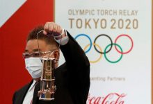 Komedian Mikio Date memegang obor Olimpiade pada hari pertama estafet obor Olimpiade Tokyo 2020 di Naraha, prefektur Fukushima, Jepang, Kamis (25/3/2021). Foto : Antara/Reuters / Kim Kyung-Hoon / Pool/aww.