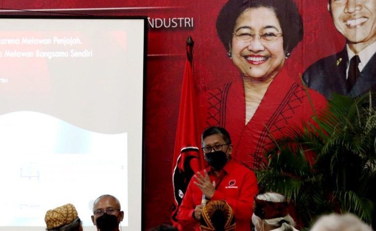Sekjen DPP PDI Perjuangan Hasto Kristiyanto saat menerima audiensi dari Kelompok Masyarakat Adat dan Penghayat Kepercayaan Kepada Tuhan Yang Maha Esa, di Kantor DPP PDIP, Jakarta, Sabtu (24/4/2021). Foto : Antara/HO-PDIP