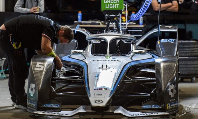 Mekanik tim Mercedes EQ Racing melakukan persiapan jelang E-Prix Diriyah di Riyadh, Arab Saudi. (27/2/2021). Foto : Antara/AFP/Fayez Nureldine