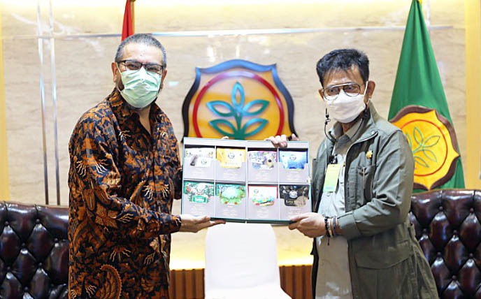 Kepala Perwakilan IFAD di Indonesia Ivan Cossio (kiri) menyerahkan cenderamata kepada Mentan Syahrul Yasin Limpo. Foto: Kementan