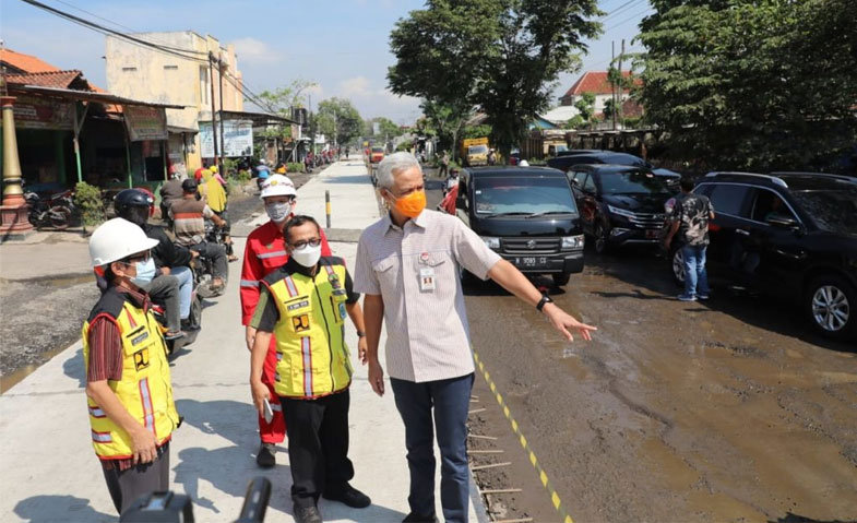 Cek Perbaikan Jalan Rusak Semarang-Godong, Ganjar Soroti Selokan Mampet ...