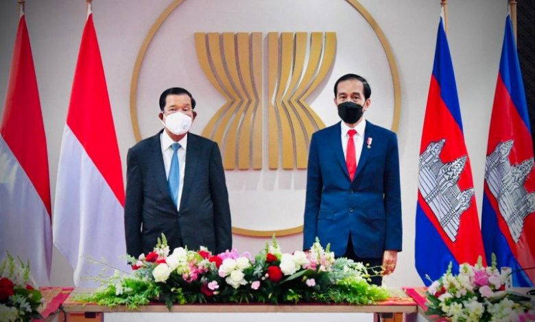 Presiden Joko Widodo Menggelar Pertemuan Bilateral Dengan Perdana Menteri Pm Kamboja Hun Sen, Selepas Mengikuti Pertemuan Pemimpin Asean Di Jakarta, Sabtu (24/4). Foto : Antara/Biro Pers Sekretariat Presiden
