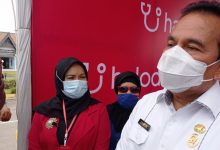 Kepala Dinas Kesehatan Kota Medan Edwin Effendi (kanan) usai menghadiri program vaksinasi di eks Bandar Udara Polonia Medan, Sumut, Rabu (7/4/2021). Foto : Antara/Said.