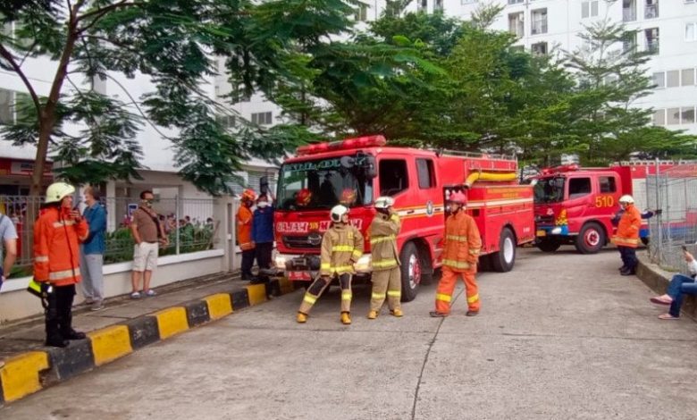 Ilustrasi Petugas Pemadam Kebakaran Bersiaga Di Jalan Basuki Rahmat Cipinang Besar Selatan, Kecamatan Jatinegara Untuk Memadamkan Api, Kamis (7/5/2020). Foto : Antara/Ho-Damkar Jaktim