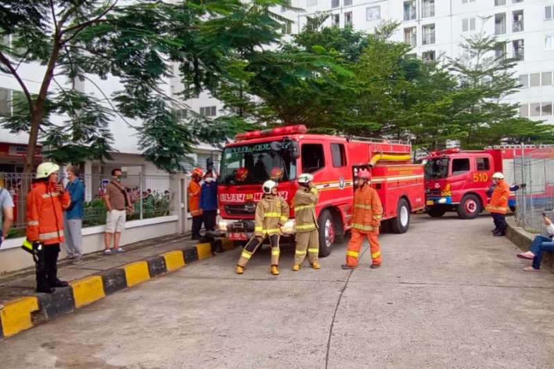 Ilustrasi petugas pemadam kebakaran bersiaga di Jalan Basuki Rahmat Cipinang Besar Selatan, Kecamatan Jatinegara untuk memadamkan api, Kamis (7/5/2020). Foto : Antara/HO-Damkar Jaktim