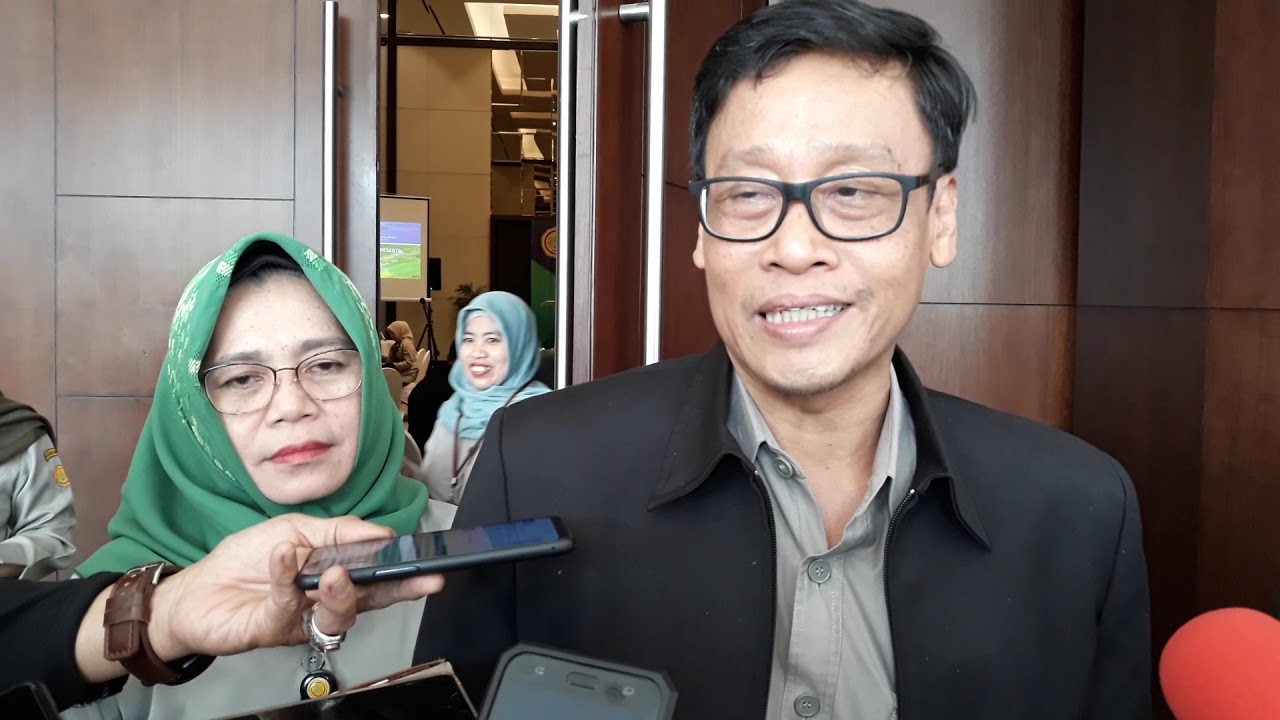 Kepala BPPSDMP Kementan Dedi Nursyamsi menjawab awak media didampingi Kepala Pusluhtan BPPSDMP Leli Nuryati. Foto: BPPSDMP