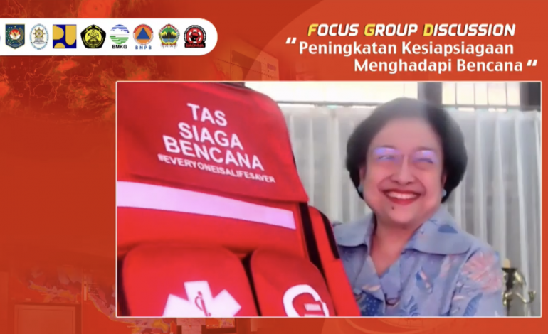 Megawati Soekarnoputri Meluncurkan Gerakan Siaga Bencana, Yang Ditandai Dengan Penyerahan Tas Siaga Bencana Secara Virtual Di Jakarta, Jumat (23/4/2021). Foto : Antara/Devi Nindy