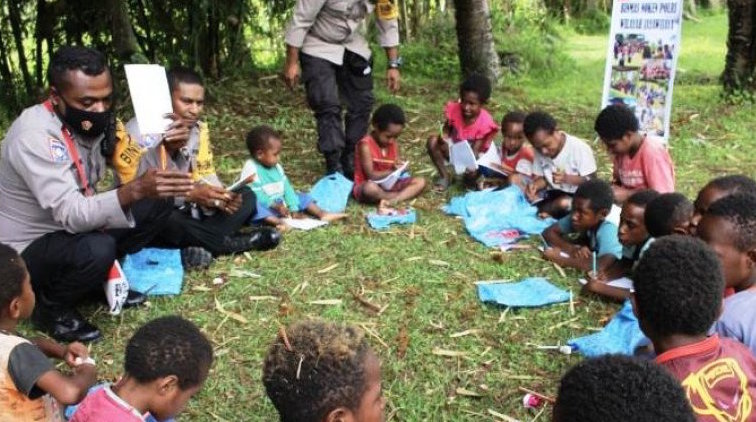 Personel kepolisian memberikan pembelajaran dengan anak-anak kampung Yagara Distrik Walesi, Kabupaten Jayawijaya, Papua. Foto : Antara/HO-Satgas Humas Nemangkawi