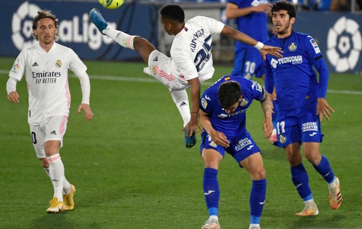Penyerang Real Madrid Rodrygo (dua kiri) dan gelandang Getafe Mauro Arambarri saat memperebutkan bola dalam pertandingan Liga Spanyol di Coliseum Alfonso Perez, Getafe pada 19 April 2021. Foto : AFP/Pierre-Philippe Marcou