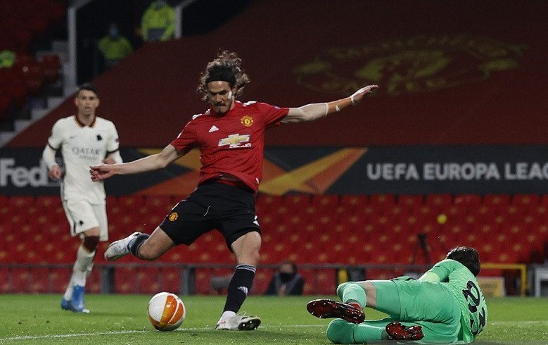 Penyerang Manchester United Edinson Cavani mencetak gol ketiga timnya ke gawang AS Roma dalam leg pertama semifinal Liga Eropa di Stadion Old Trafford, Manchester, Inggris, Kamis (29/4/2021) waktu setempat. Foto : Antara/Reuters/Phil Noble
