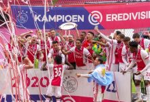 Para pemain Ajax melakukan selebrasi dalam seremoni penyerahan trofi Liga Belanda seusai mengunci gelar juara musim 2020/21 dengan menundukkan Emmen di Stadion Johan Cruijff Arena, Amsterdam, Belanda, Minggu (2/5/2021). Foto: Antara/Reuters/Sipa USA/Pro Shots