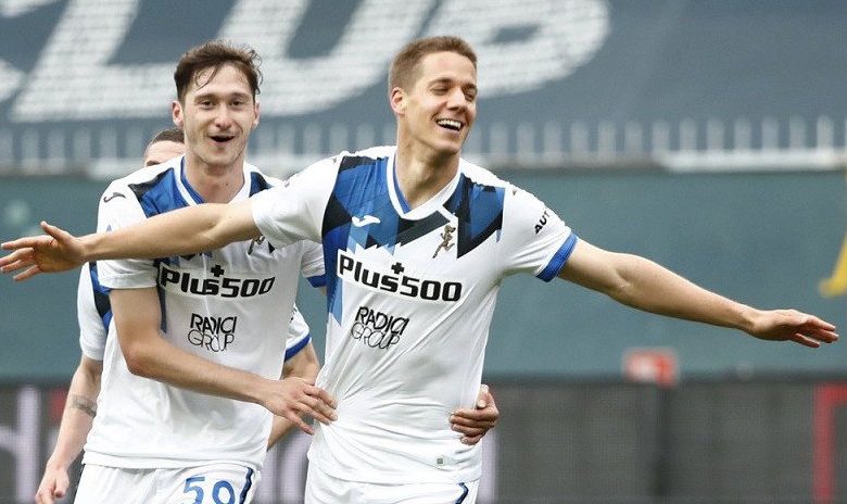 Gelandang Atalanta Mario Pasalic (kanan) melakukan selebrasi bersama Aleksey Miranchuk seusai mencetak gol keempat timnya ke gawang Genoa dalam lanjutan Liga Italia di Stadion Luigi Ferraris, Genoa, Italia, Sabtu (15/5/2021). Foto : antara/reuters/Alessandro Garofalo
