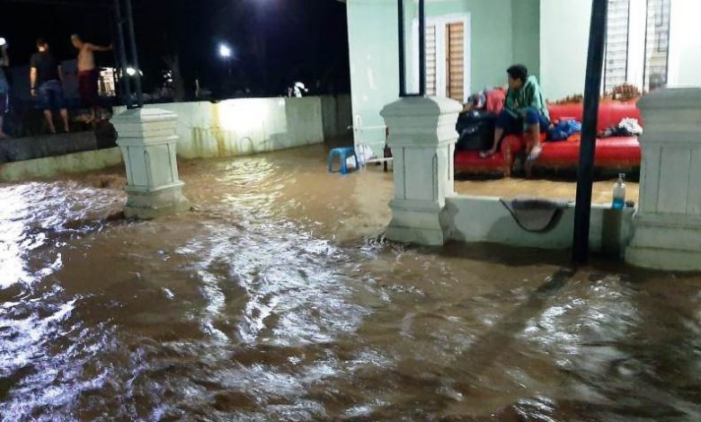 Warga bertahan di rumah masing-masing saat banjir bandang melanda enam desa di Kecamatan Deleng Pokhkison, Kabupaten Aceh Tenggara, Aceh, Minggu (16/5/2021) malam. Foto : Antara/HO-Dok. BPBD Aceh Tenggara