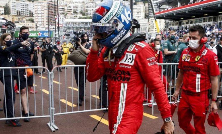 Pebalap Ferrari Charles Leclerc berada di parc ferme setelah menjalani sesi kualifikasi Grand Prix Monako, Sabtu (22/5/2021). Foto : Antara/AFP/Sebastien Nogier