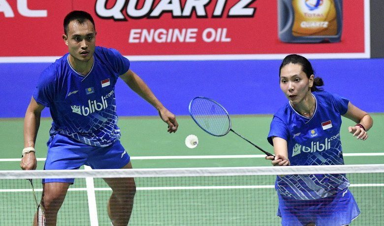 Ganda campuran Indonesia Gloria Emanuelle Widjaja (kanan) dan Hafiz Faizal berusaha mengembalikan kok ke ganda campuran China Zheng Si Wei dan Huang Ya Qiong pada babak ketiga Kejuaraan Dunia Bulu Tangkis 2019 di St. Jakobshalle, Basel, Swiss, Kamis (22/8/2019). Foto Antara /Hafidz Mubarak/pd.
