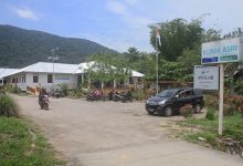 Klinik Asri di Sukada Kayong Utara, Kalimantan Barat ini membolehkan pasien membayar biaya berobat dengan bibit pohon. Foto: Pontianak Post/Haryadi