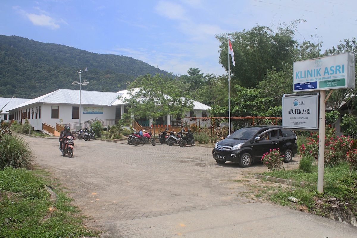 Klinik Asri di Sukada Kayong Utara, Kalimantan Barat ini membolehkan pasien membayar biaya berobat dengan bibit pohon. Foto: Pontianak Post/Haryadi