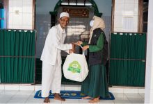 Parsel Ramadan Hadirkan Senyum Para Petugas Makam