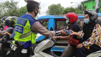 Imbau Warga Tidak Mudik, Satlantas Polres Serang Kota Bagi-Bagi Takjil Dan Kuota Gratis