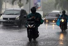 Sejumlah kendaraan menembus hujan di Pontianak, Kalimantan Barat, Kamis (15/4/2021). Foto: Antara/Jessica Helena Wuysang/rwa.