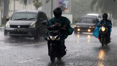 Sejumlah Kendaraan Menembus Hujan Di Pontianak, Kalimantan Barat, Kamis (15/4/2021). Foto: Antara/Jessica Helena Wuysang/Rwa.