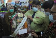 Wakil Wali Kota Palembang Fitrianti Agustinda (kiri) menyaksikan pemeriksaan parsel pada sidak yang dilakukan di salah satu pasar swalayan Palembang,Sumatra Selatan, Senin (3/5/2021). Foto : Antara /Feny Selly/aww.