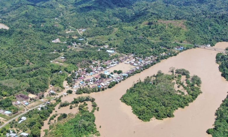 Warga Mengungsi Saat Banjir Landa Beberapa Desa Di Kalimantan Utara