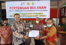 Kadis Tanaman Pangan dan Hortikultura Pemkab Tolitoli, H Rustan Rewa (kiri) menyerahkan piagam penghargaan pada Tim DPIU IPDMIP Tolitoli. Foto: Istimewa