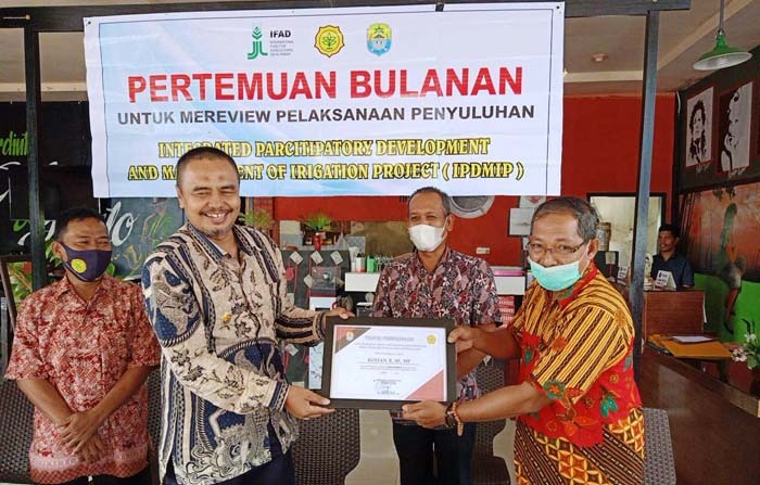 Kadis Tanaman Pangan Dan Hortikultura Pemkab Tolitoli, H Rustan Rewa (Kiri) Menyerahkan Piagam Penghargaan Pada Tim Dpiu Ipdmip Tolitoli. Foto: Istimewa