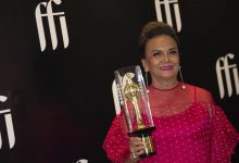 Aktris Christine Hakim berpose usai memenangkan kategori Pemeran Pendukung Perempuan Terbaik Festival Film Indonesia (FFI) 2020 di Jakarta, Sabtu (5/12/2020). Foto : Antara/Aditya Pradana Putra/foc.