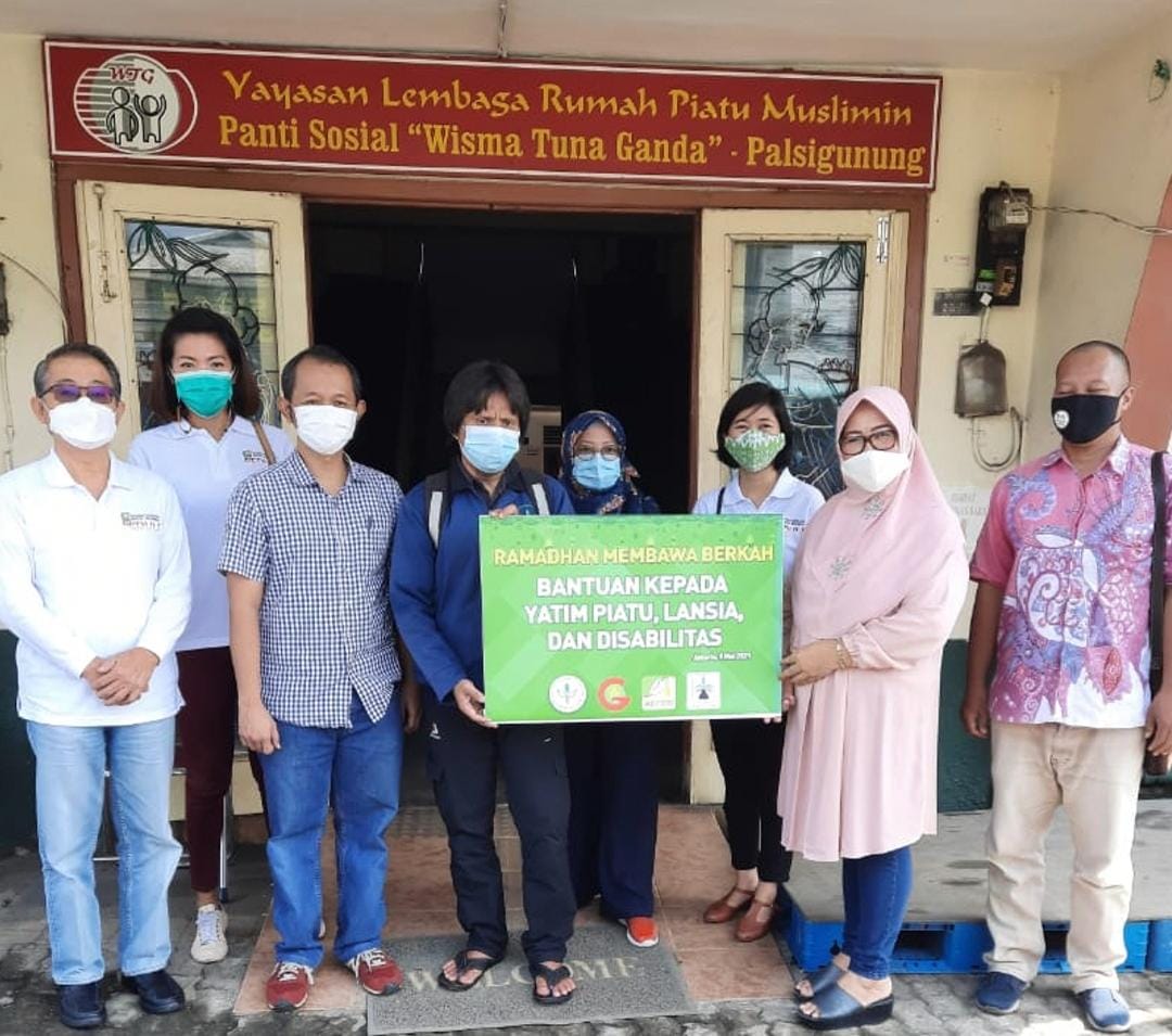 Forum Wartawan Pertanian (Forwatan) bersama tiga asosiasi hilir kelapa sawit, yakni Aprobi, Gimni, dan Apolin memberikan bantuan secara simbolis di Wisma Tuna Ganda, Cimanggis, Kota Depok, Jabar, Minggu (9/5/2021).