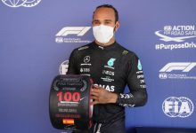 Pebalap tim Mercedes Lewis Hamilton melakukan selebrasi setelah meraih pole position ke-100 dalam karir di Sirkuit Barcelona-Catalunya jelang Grand Prix Spanyol. (8/5/2021). Foto : Antara/AFP/Emilio Morenatti