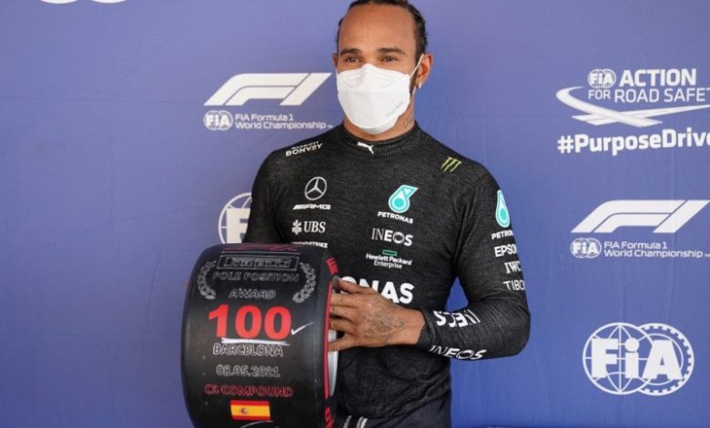 Pebalap Tim Mercedes Lewis Hamilton Melakukan Selebrasi Setelah Meraih Pole Position Ke-100 Dalam Karir Di Sirkuit Barcelona-Catalunya Jelang Grand Prix Spanyol. (8/5/2021). Foto : Antara/Afp/Emilio Morenatti