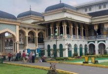 Mudik Dilarang, Warga Kota Medan Kunjungi Istana Maimun