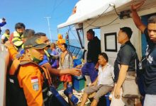 Sebanyak 181 penumpang berhasil diselamatkan tim gabungan Rescue Unit Siaga SAR Sanana dari peristiwa kebakaran KM Karya Indah tujuan Ternate Kepulauan Sula (Kepsul), Sabtu (29/5/202) di perairan Pulau Mangoli, Maluku Utara (Malut). Foto : Antara/Abdul Fatah