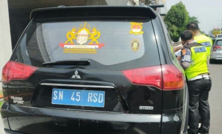Petugas patroli Jalan Raya Ditlantas Polda Metro Jaya menahan sebuah kendaraan dengan pelat nomor SN 45 RSD dengan identitas kendaraan yang diterbitkan oleh "Negara Kekaisaran Sunda Nusantara". Foto : HO-Polda Metro Jaya