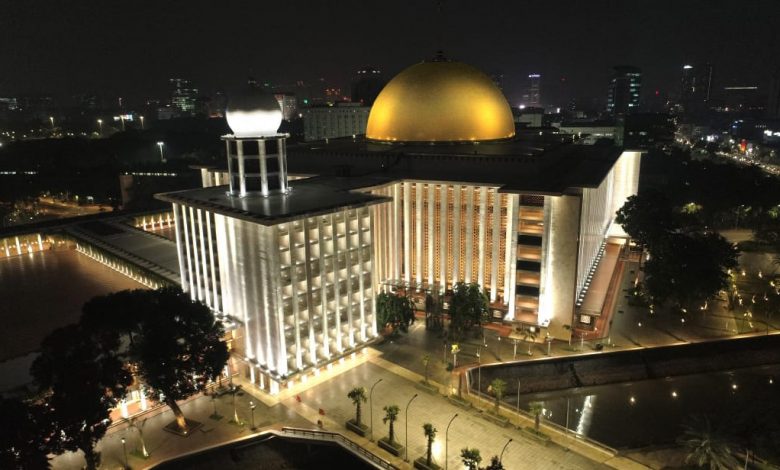 Pencahayaan di Masjid Istiqlal Jakarta yang terlihat menawan.